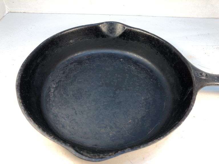 Wagner Ware 2 spout #6 skillet. No spin, no wobble.