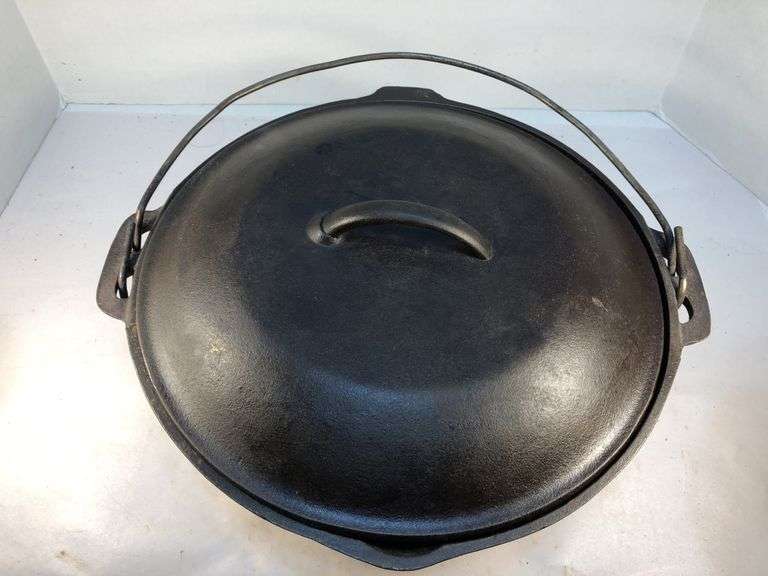 Vintage Lodge #8 Dutch oven 10 5/8”. 1 spout.with lid 10  8. No spins, no wobble.
