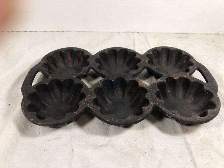 Rare #13 Griswold Turks Head circa 1925 6 cup muffin pan. 9.5 x 6” MM5