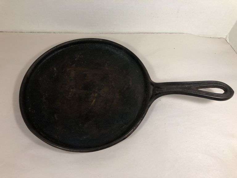 #7 gate marked griddle. 8.5” diameter. With heat ring. No spin, no wobble.