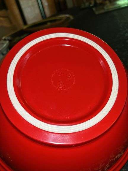 3-piece set of melamine mixing bowls with non-skid bottom (only 1 lid)