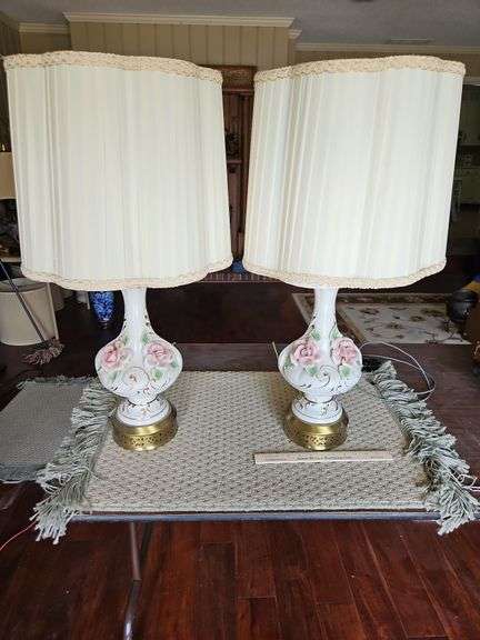 Pair of beautiful 30" vintage Capodimonte-like table lamps w/ brass bass... image