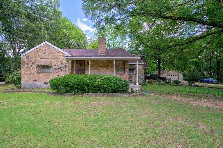 4BR/2BA Collierville home on a prime .91-acre lot image