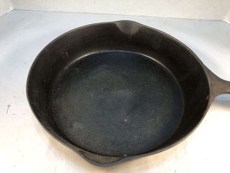 WAPAK #7  H 2 spout cast iron skillet with heat ring. #703. 9 1/2” diameter.