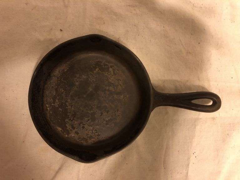 Vintage Martin Stove & Range Co. Florence Ala. #3 6” skillet with smoke ring. image