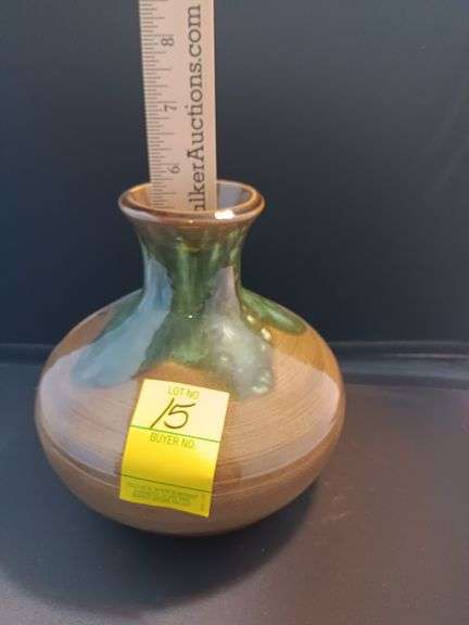 Vintage.
Green and gold pottery vase #789 see photos image
