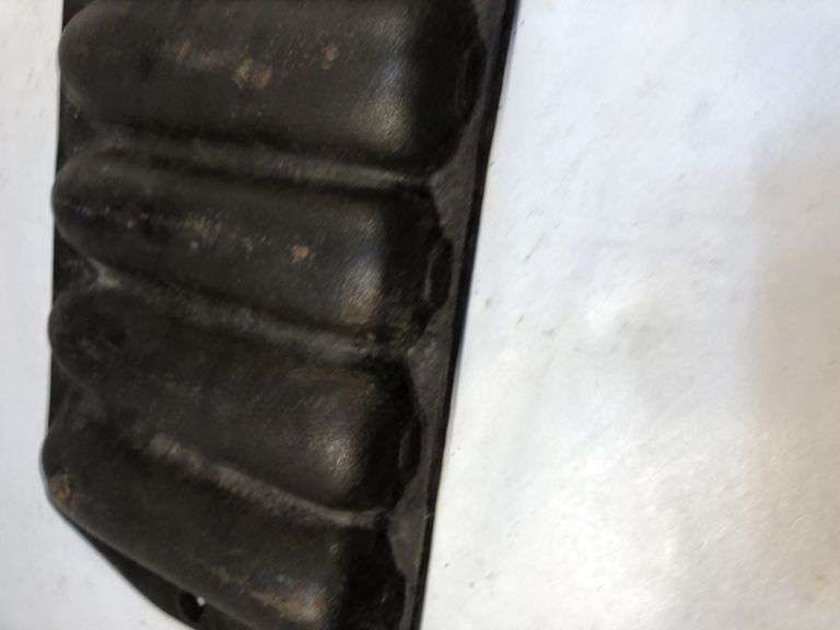 Rare Lodge 9 stick cornbread muffin pan. 2 feet. No markings. 15 3/4 x 5.75”