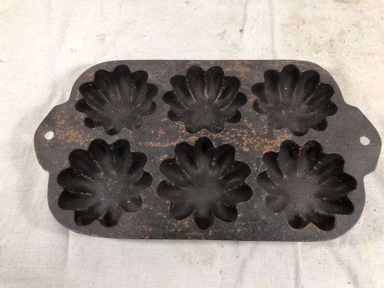 Vintage Turks Head muffin pan for 6. 9.5” x 5.5”. Seasoned.  #1 G