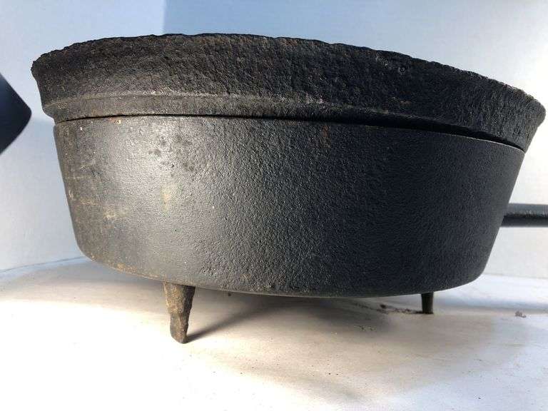 Rare 1800s gate marked Fisher Leaf Co. Lou. KY. 3 leg spider skillet. 25” L. 12” diameter skillet. 4 1/2” H. Lid 13” diameter 1”H.