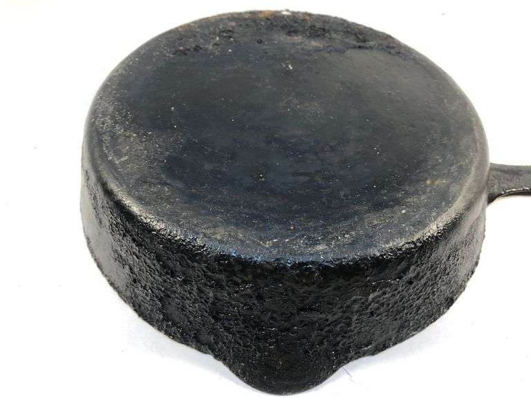 Unmarked 2 spout 8” diameter skillet. No spin, no wobble.