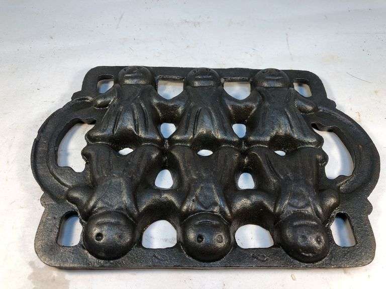 Vintage Cast Iron All American Gingerbread Man Baking Pan Mold, 6 man mold 8.5 x 6”.