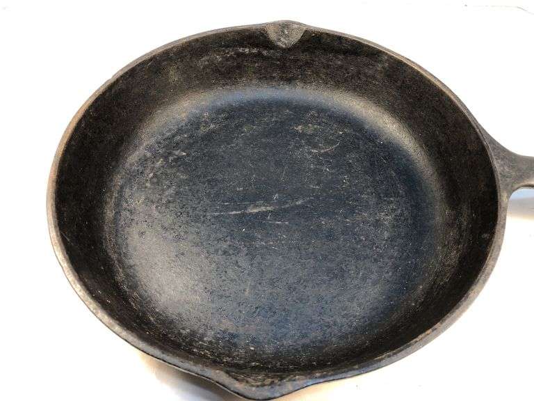 BSR 10 1/4” #7 cast iron 2 spout skillet with heat ring. Made in USA. No spin, no wobble.