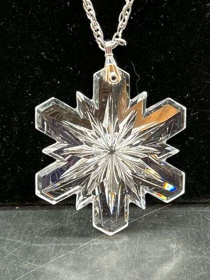 Dress up or dress down this glass snowflake necklace