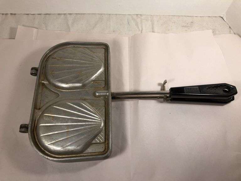 S.E. F.A.M.A. Aluminum French seashell sandwich/toast press. Made in France. Press 8 x 5” excluding handle. image
