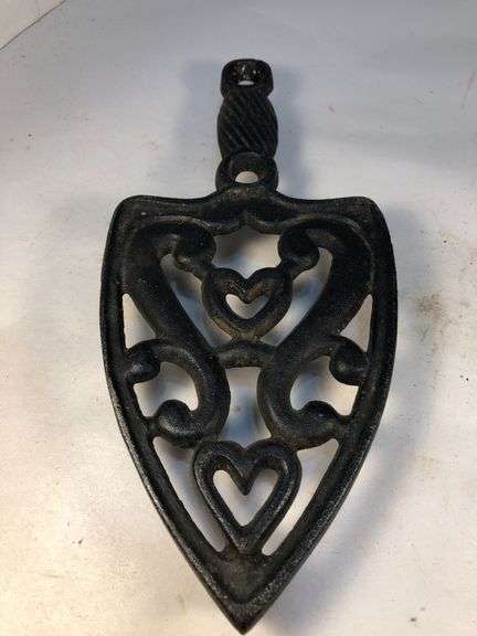 Vintage SAD iron rest/ trivet cast iron, scroll design. Footed.  8 x 3.5”