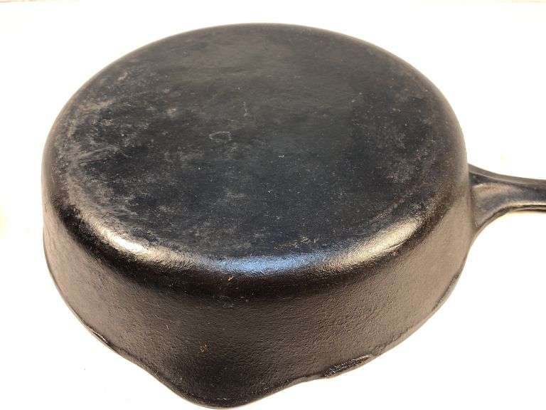 Wagner Ware 2 spout #6 skillet. No spin, no wobble.