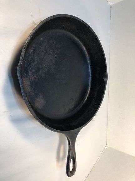 Lodge 10 1/2” 2 spout skillet with heat ring. No spin, no wobble.