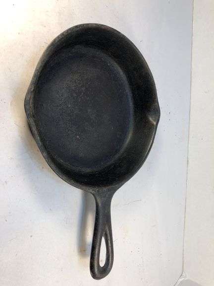 Lodge #3 skillet 3 notch with heat ring. 2 spouts. 6” diameter. No spin,no wobble.