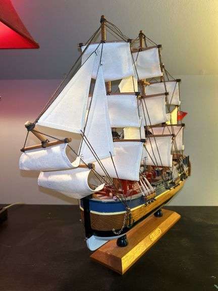 Heritage Mint LTD Wood/Fabric H.M.S. ENDEAVOR Model Ship……19" long