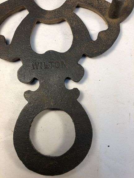Vintage Wilton cast iron trivet. 8 x 4”.