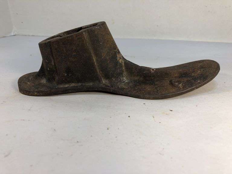 Child size cobbler’s shoe mold. 7 x 2.5 x 2”.