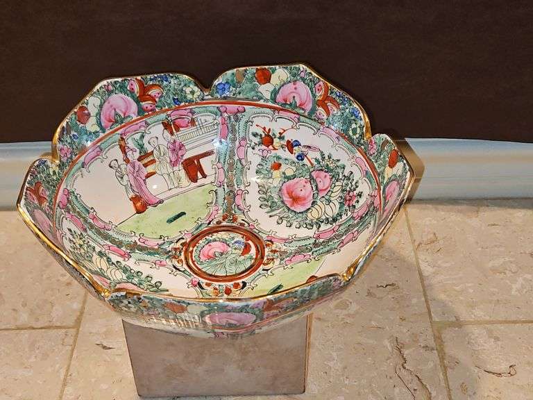 Vintage 9.5" dia. Rose Medallion Chinese Famille Scallop Bowl in excellent vintage condition... image