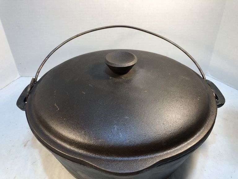 Wagner Drip Drop Baster Dutch Oven, likely a No. 9 model from around the 1920s. 10 5/8" diameter