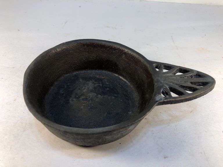 Antique cast iron porringer with heat ring by John Wright #218. 6” x 4” diameter. image