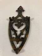 Vintage Wilton SAD iron trivet w/heart/spade design 5.5 x 2.5”