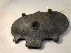 Vintage heavy cast iron shell shaped floral footed soap dish. 4.5 x 3.5”