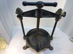 Antique Griswold Classic fruit & lard press. 24 qt. 16” h x 12” W. x 9” D. Crank works. Number 47.