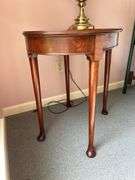 Queen Anne style oval side table…..scratching/scuffing…..27-1/2 x 19-1/2 x 26 tall