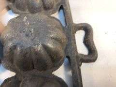 Antique gate marked cast iron 12 cup Turk'sHead gem pan. 14 3/4 by 10”. Muffin cup diameter 3”.