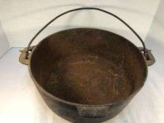 Rare #9 cast iron Dutch oven with lid and heat ring. Martin Stove and Range Co. Florence Ala. 10.75” diameter. No spin, no wobble.