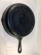 Vi tage cast iron skillet with heat ring. Raised 8 on the front of handle. Ridge on the back ending in a triagular shape in pan side. 0 on back. No spin, no wobble.
