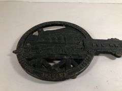 Vintage cast iron trivet featuring a steam locomotive and the text "ACL RR," which stands for the Atlantic Coast Line RR black trivet. VA Mertalcrafters #9-40   7 x 5 “