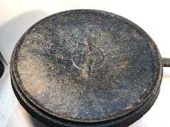 Rare 1800s gate marked Fisher Leaf Co. Lou. KY. 3 leg spider skillet. 25” L. 12” diameter skillet. 4 1/2” H. Lid 13” diameter 1”H.