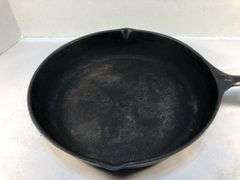Vi tage cast iron skillet with heat ring. Raised 8 on the front of handle. Ridge on the back ending in a triagular shape in pan side. 0 on back. No spin, no wobble.