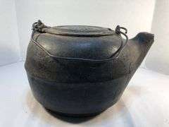 Antique gate marked #8 cast iron tea kettle. Starburst pattern. 11 1/2” x 9 1/2 “ 6.5” H.