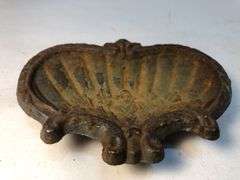 Vintage heavy cast iron shell shaped floral footed soap dish. 4.5 x 3.5”