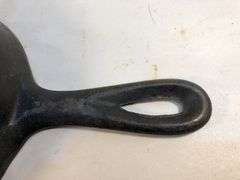 Lodge #3 skillet 3 notch with heat ring. 2 spouts. 6” diameter. No spin,no wobble.