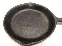 Vintage #3 double spout skillet. 6” diameter. No spin, no wobble.