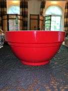 3-piece set of melamine mixing bowls with non-skid bottom (only 1 lid)