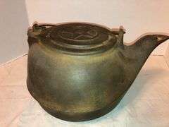 1800s Star #8 in kettle with bale 11” x 9”. Gatemarked.