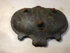 Vintage heavy cast iron shell shaped floral footed soap dish. 4.5 x 3.5”