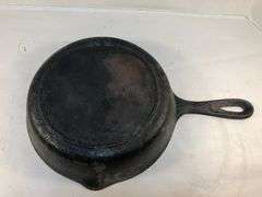 Vintage Lodge #5 2 spout skillet with 3 notch heat ring. 8” diameter. No spin, no wobble.