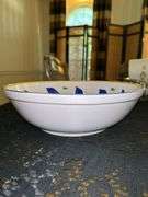 Very nice Williams-Sonoma serving bowl…..13”D x 4” tall…..no chipping