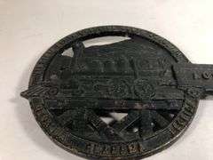 Vintage cast iron trivet featuring a steam locomotive and the text "ACL RR," which stands for the Atlantic Coast Line RR black trivet. VA Mertalcrafters #9-40   7 x 5 “