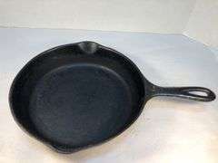 Wagner Ware 2 spout #6 skillet. No spin, no wobble.