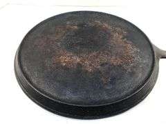Wagner Ware #10 Made in U S A griddle. 11” diameter. Heat ring. No spin, no wobble